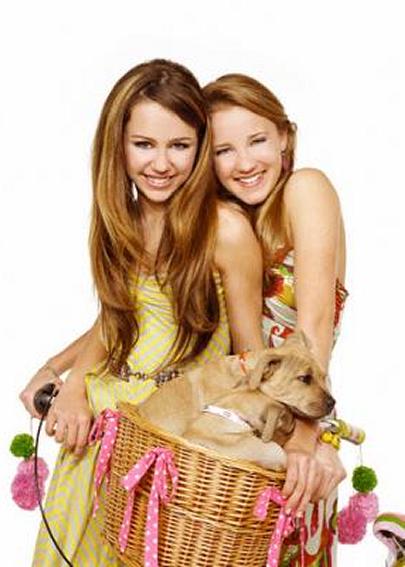 152809_miley_cyrus_emily_osment.jpg